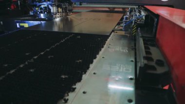 Demir iskelet için otomatik çalışma. Kapalı süreç otomasyonu. bilgisayar cnc