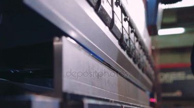 Çalışan bir fabrikada modern bir bükme endüstriyel makine üzerinde sac viraj. CNC