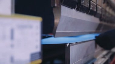 Sac metal makine aleti fabrika üzerinde baskı. Portre