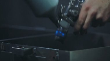 Endüstriyel boya metal elementlerin. Adam boyama parçalar otomotiv konveyör
