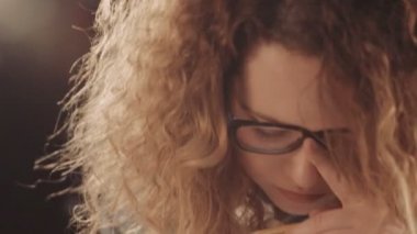 Moda Tasarımcısı bir stüdyoda çizim. Yakın çekim