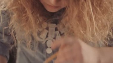 Kadın tasarımcı çizim. çalışma ve gülümseyen çekici kadın