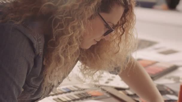 Diseño de moda dibujo y pintura. Dibuja bocetos femeninos para la ropa en el taller . — Vídeo de stock