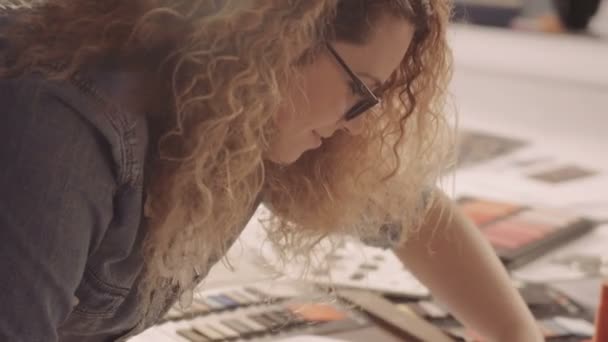 Designer desenhar esboços no Estúdio. mulheres atraentes trabalhando e sorrindo . — Vídeo de Stock