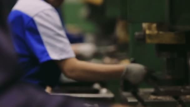 Les gens travaillent dans une usine. Montage manuel des pièces dans l'entreprise — Video