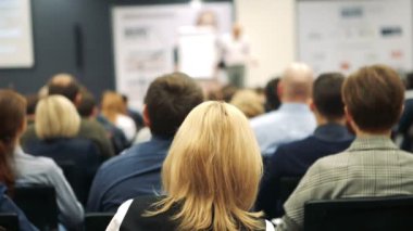 İnsanlar bir konferans için dinliyor. İş toplantısı