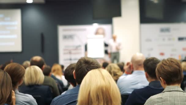 La gente está escuchando una conferencia. Reunión de negocios — Vídeo de stock