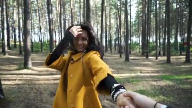 Bir adam ileri macera için önde gelen kız. Beni kavramı takip