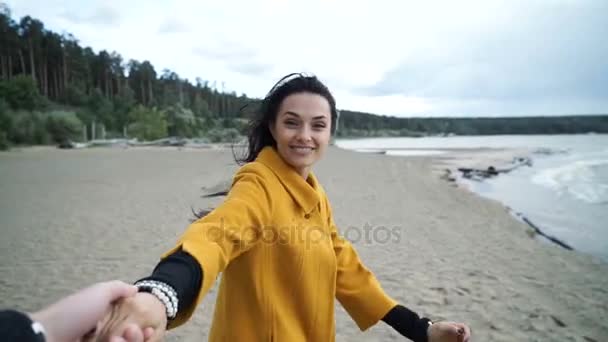 Vrouw met man hand glimlach op strand. — Stockvideo