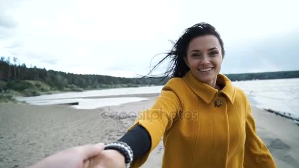 Vrouw met man hand glimlach op strand. — Stockvideo