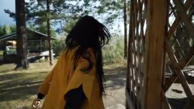 Bir adam ileri macera için önde gelen kız. Beni kavramı takip