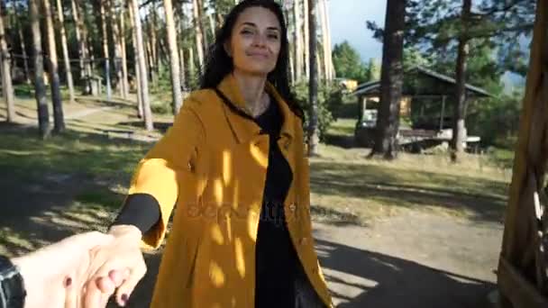 Jovem muito feliz mulher modelo sorrindo e correndo no parque — Vídeo de Stock