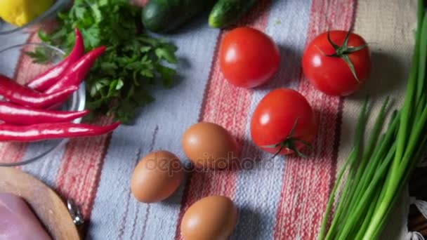 Verduras frescas que aparecen en la mesa de madera. Tabla llena de verduras — Vídeos de Stock