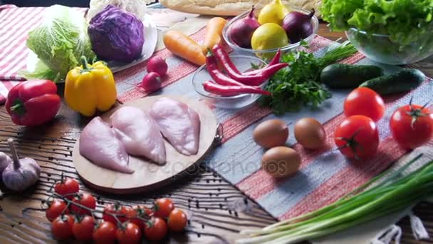 Composición de alimentos agradables y coloreados de pechuga de pollo e ingredientes frescos — Vídeos de Stock