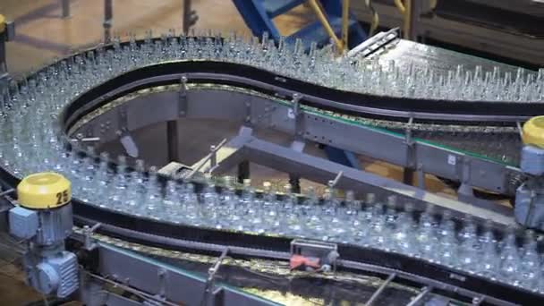 Geautomatiseerd industriële keten van flessen drank. industrie automatisering en robots — Stockvideo