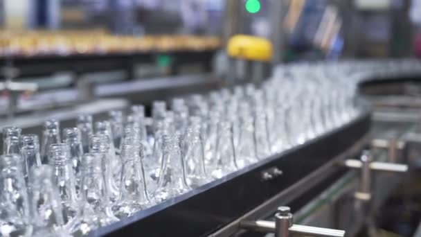 Interior de la fábrica de botellas con una gran cantidad de máquinas. Primer plano — Vídeos de Stock