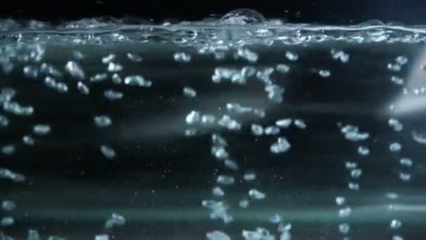 Les pâtes tombent dans l'eau bouillante. Gros plan sur Dolly shot. Mouvement lent — Video