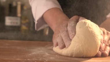Cook bir kek yapıyor. masada unu hamur yoğurma eller. Yavaş mo yakın çekim
