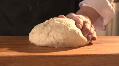 hamur un ile kaplı tablo üzerinde çalışan eller mans. Slowmotion. Yakın çekim