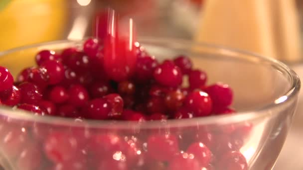 Berries in a plate. cook takes berries from a plate with a spoon. Slow motion — Stock Video