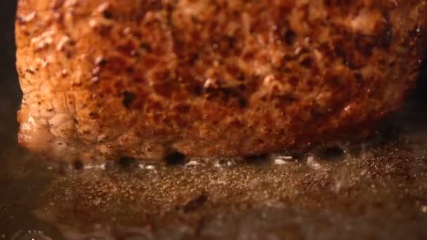 Utsökt vacker bit av kött till stek i olja i en stekpanna. — Stockvideo