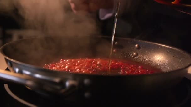 Homme frire de la nourriture dans une poêle à gaz dans la cuisine. Chef dans une cuisine Cuisine . — Video
