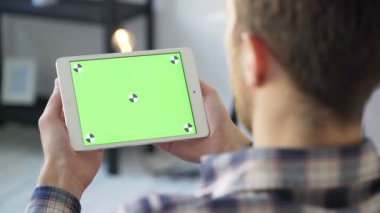 Genç insan ve teknoloji, chroma anahtar ile tablet pc kullanan adam. Portre