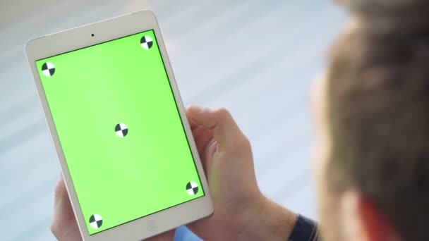 Tela sensível ao toque no tablet branco tela verde. Dedo em movimento Swiping PC inteligente — Vídeo de Stock