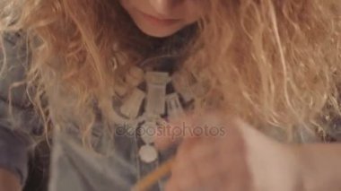 Kadın tasarımcı çizim. çalışma ve gülümseyen çekici kadın