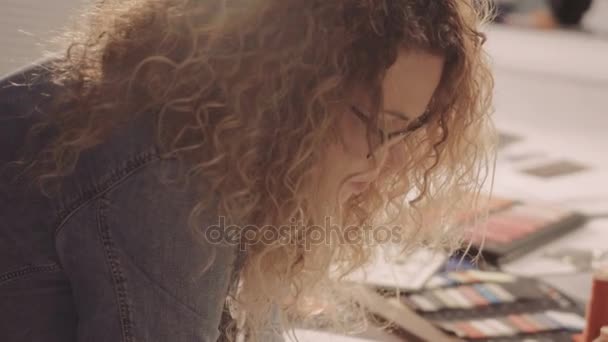 Designer disegnare schizzi in studio. donne attraenti che lavorano e sorridono . — Video Stock