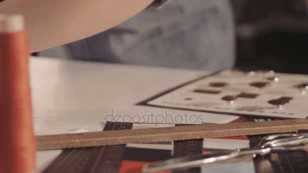 Modeontwerper tekening. Hand van vrouwen tailor tekening patroon op papier. Closeup — Stockvideo