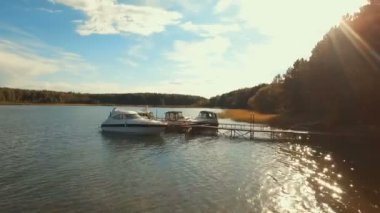 Havadan görünümü. Güzel orman ve güzel alanları Nehri üzerinde uçan