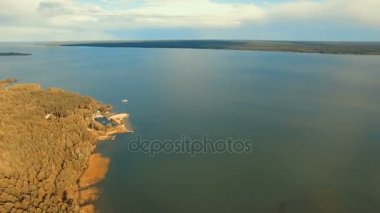 Havadan görünümü. Uçan gökyüzü güzel bir nehir üzerinde. Manzara panorama
