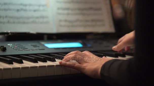 Händerna på en pianist spelar keyboardist under musik konsert. Keyboardist — Stockvideo