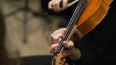 Orkestrada sahne Konservatuarı üzerinde oynarken violoncellist. Yakın çekim
