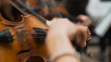 Senfoni konseri, Çello çalan bir adam el yakın çekim