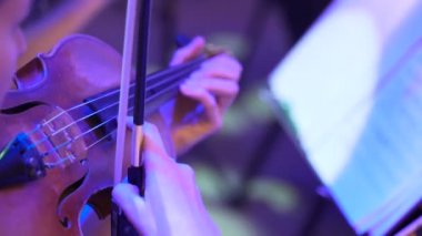 Yakın çekim eller enstrüman, Filarmoni Orkestrası çalma