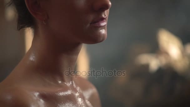 Rest eines Mädchens in der Wellnessanlage in der Sauna. schöne Frau nach einer Massage — Stockvideo