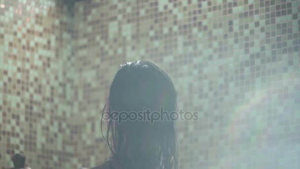 Красива оголена жінка розслабляється в спа. Дівчина з бікіні миє потік води — стокове відео