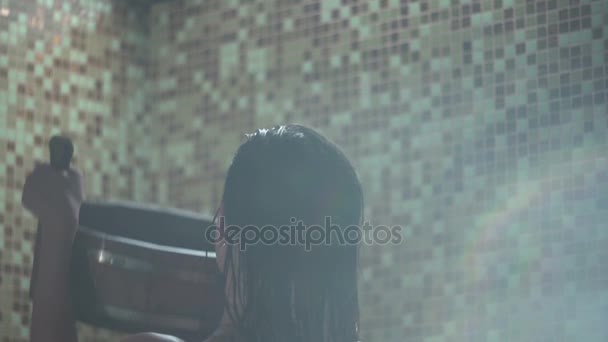 스파 테라피 샤워 룸에서 아름 다운 젊은 여자. 슬로우 모션 — 비디오