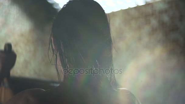 물 방울 피부 아래로 흐름. 아름 다운 젊은 여자. — 비디오