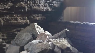 Saunada Taştaki akan su. Sağlık kavramı. SlowMo