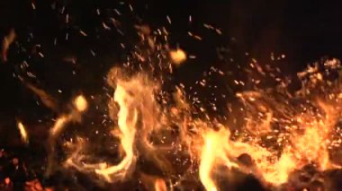 Sıcak sıcak ateş içinde eve şömine. İçinde tuğla şömine gerçek ahşap Burning