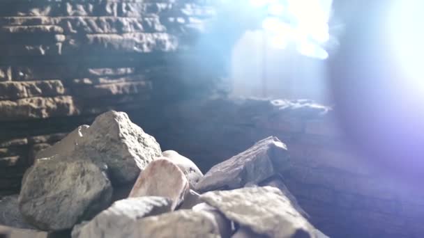 Wasser fließt in der Sauna auf den Stein. Wellness Stillleben. Gesundheitskonzept. Zeitlupe — Stockvideo