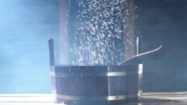 Sıcak saunada Buhar. Zor bir günün ardından rahatlama. Spa aksesuarları. Slowmotion