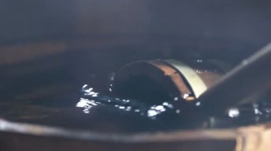 Su yavaş yavaş emiyor. Su damlaları. Adam ve sağlıklı bir yaşam tarzı. Ağır çekim