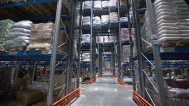 Kamera sipariş edilen malları ile paletleri ve malzemeleri depo arasında taşıma