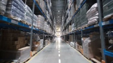 büyük fabrika depo. Koridorları saklayın. Kamera bir büyük mağaza içinde seyahat