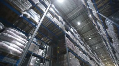 büyük fabrika depo. Koridorları saklayın. Kamera bir büyük mağaza içinde seyahat