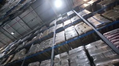 büyük fabrika depo. Koridorları saklayın. Kamera bir büyük mağaza içinde seyahat